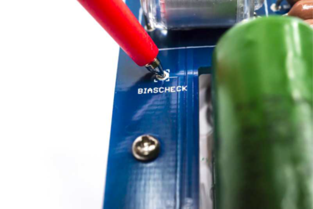 Multimeter measuring heater voltage H+ at Pin 2.